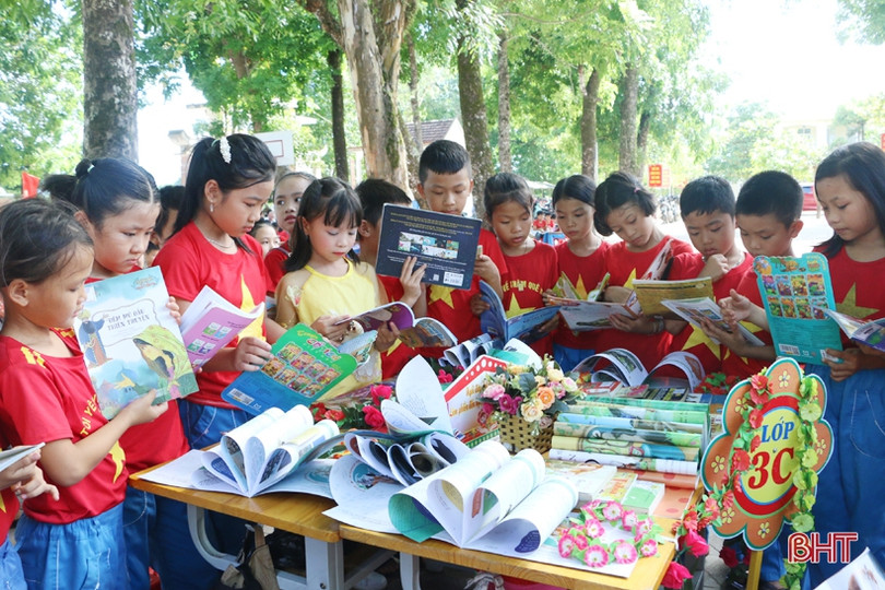 Giúp học sinh vùng xa ở Cẩm Xuyên mê đọc sách, chấp hành pháp luật giao thông