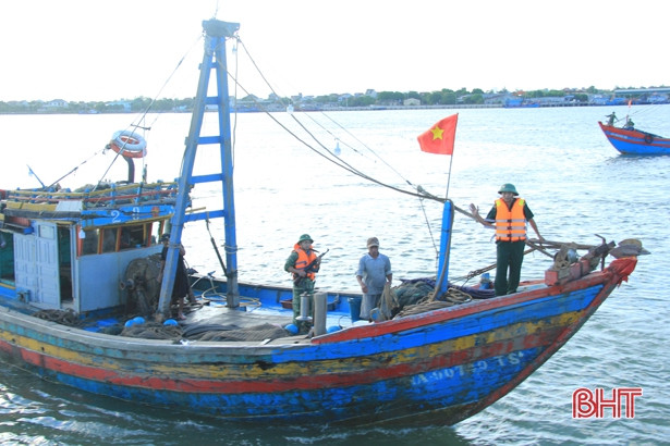 Bắt quả tang 2 tàu giã cào khai thác trái phép trên vùng biển Nghi Xuân