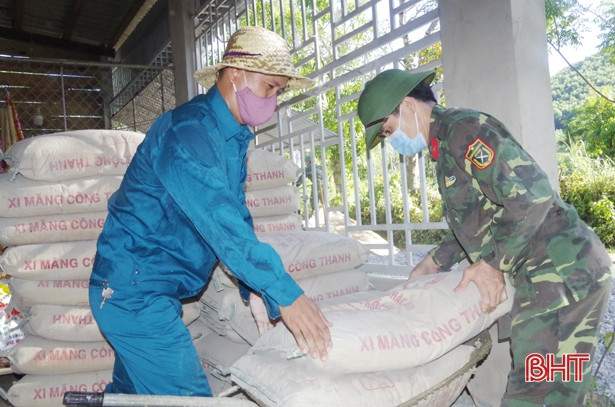 Không quản nắng nóng, gần 120 CBCS giúp xã biên giới Hà Tĩnh làm nông thôn mới