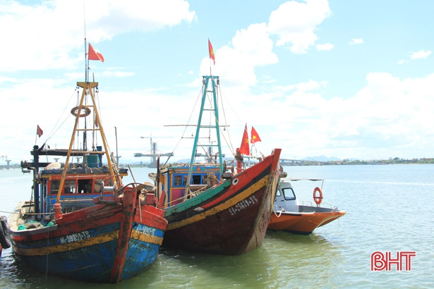 Biên phòng Hà Tĩnh liên tục truy kích tàu giã cào khai thác trái phép trên biển