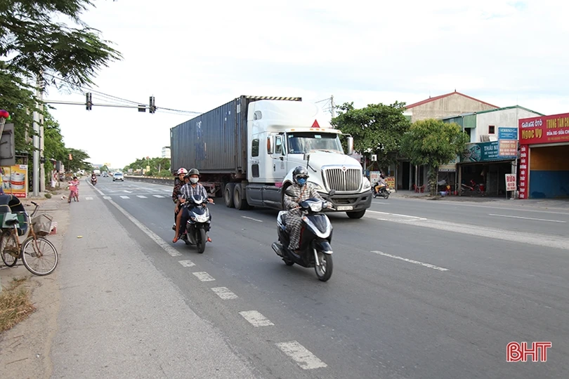 Đèn tín hiệu giao thông “ngủ quên” nhiều ngày ở ngã ba “tử thần”
