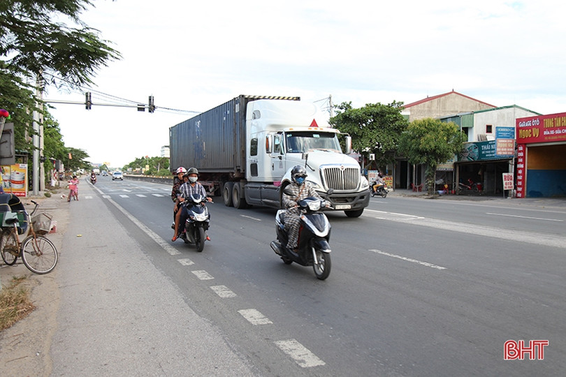 Đèn tín hiệu giao thông “ngủ quên” nhiều ngày ở ngã ba “tử thần”