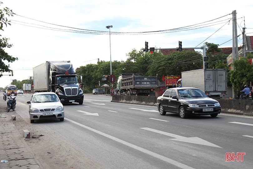 Đèn tín hiệu giao thông “ngủ quên” nhiều ngày ở ngã ba “tử thần”