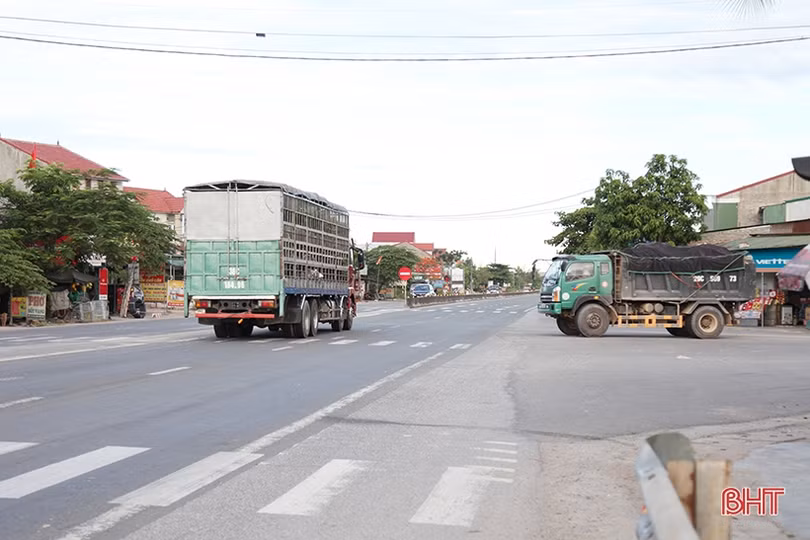Đèn tín hiệu giao thông “ngủ quên” nhiều ngày ở ngã ba “tử thần”