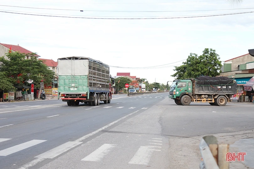 Đèn tín hiệu giao thông “ngủ quên” nhiều ngày ở ngã ba “tử thần”