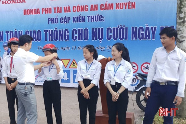 Hơn 300 học sinh miền biển Cẩm Xuyên được tuyên truyền về an toàn giao thông