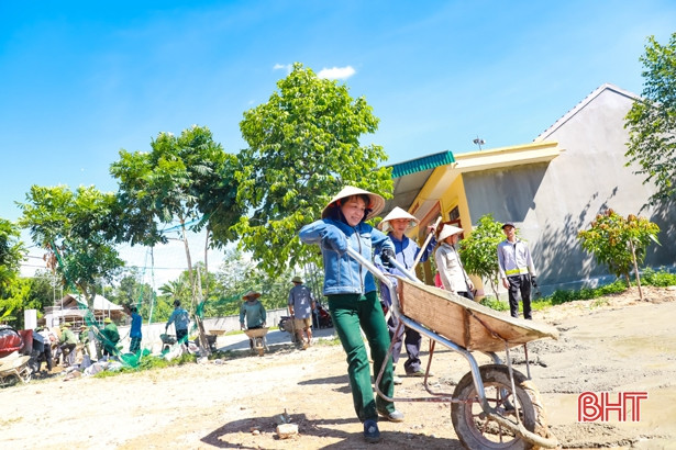 Vượt nắng nóng, 60 cán bộ, chiến sĩ giúp người dân xã miền núi Hà Tĩnh xây dựng nông thôn mới