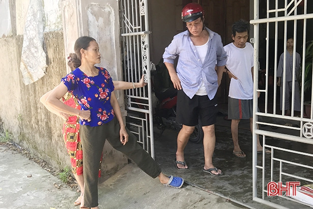 Một nhà dân nhà ở TP Hà Tĩnh bốc cháy giữa trưa