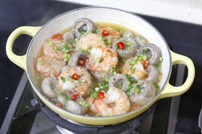 Tôm sốt nấm tỏi đậm vị, món ăn tuyệt ngon để bạn đổi bữa trong ngày hè