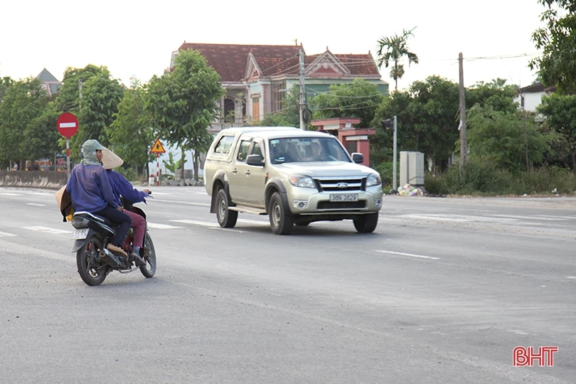 Đèn tín hiệu giao thông “ngủ quên” nhiều ngày ở ngã ba “tử thần”