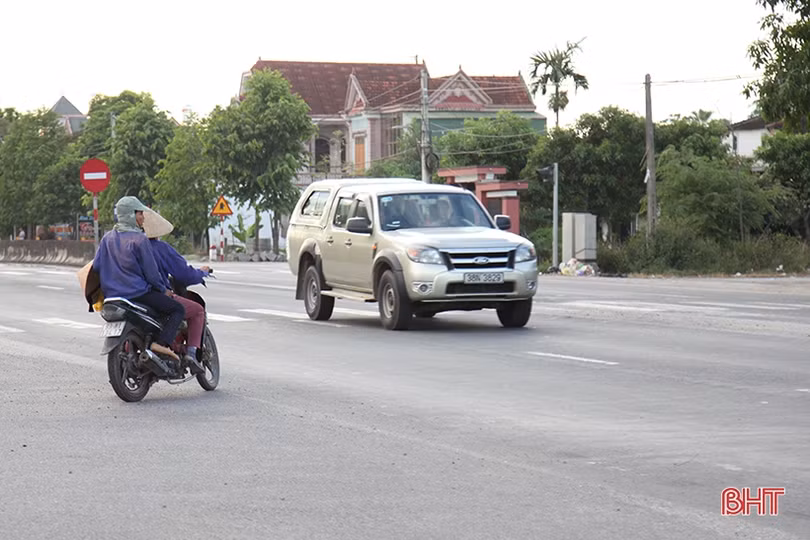 Đèn tín hiệu giao thông “ngủ quên” nhiều ngày ở ngã ba “tử thần”