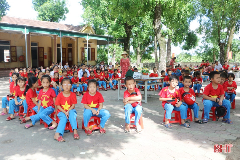 Giúp học sinh vùng xa ở Cẩm Xuyên mê đọc sách, chấp hành pháp luật giao thông