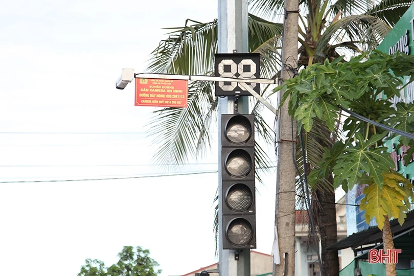 Đèn tín hiệu giao thông “ngủ quên” nhiều ngày ở ngã ba “tử thần”