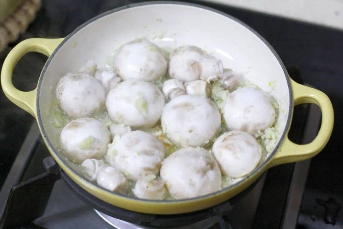 Tôm sốt nấm tỏi đậm vị, món ăn tuyệt ngon để bạn đổi bữa trong ngày hè