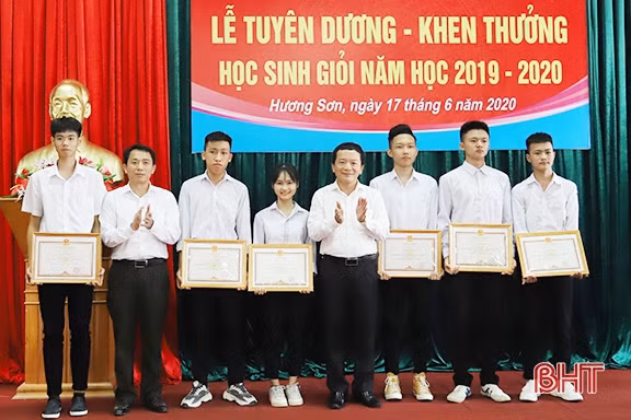 Hương Sơn khen thưởng 88 học sinh giỏi năm học 2019-2020