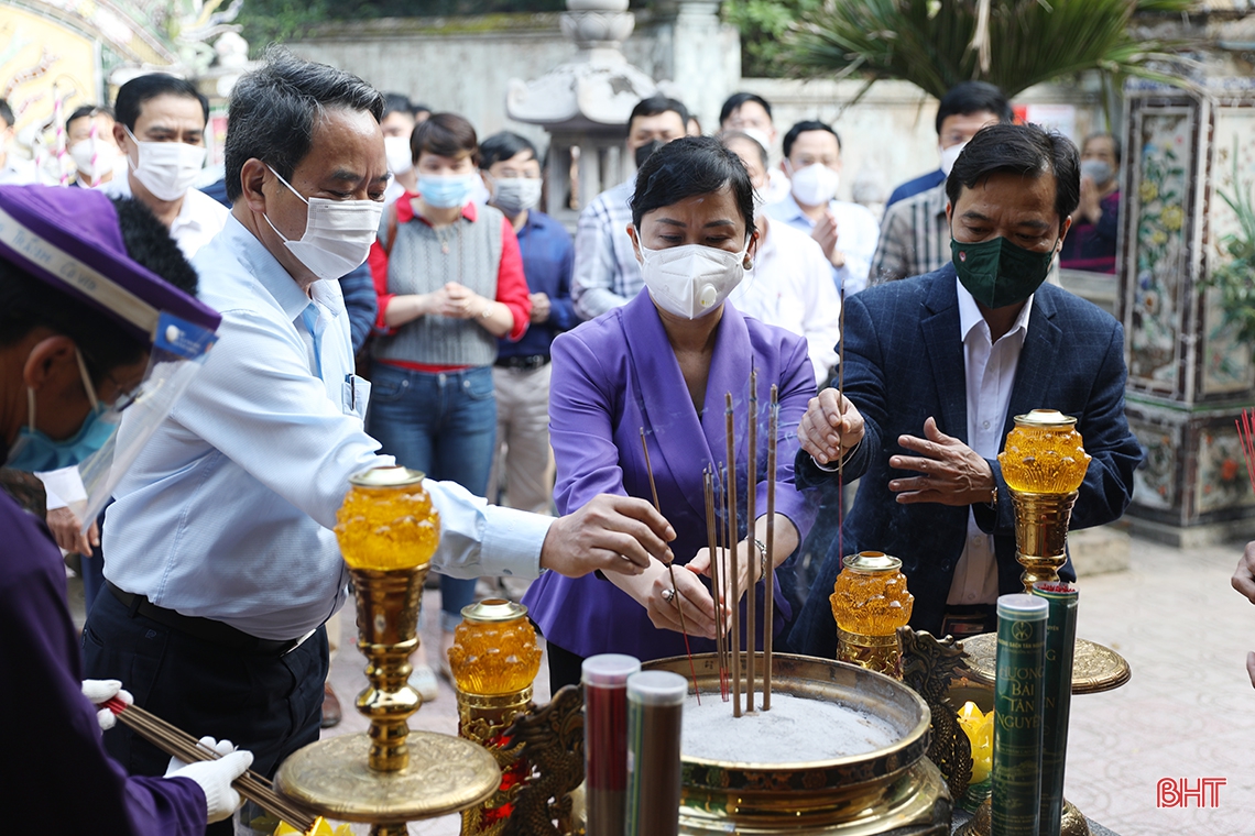 Lãnh đạo tỉnh dâng hương tưởng niệm 645 năm ngày mất Chế thắng phu nhân Nguyễn Thị Bích Châu