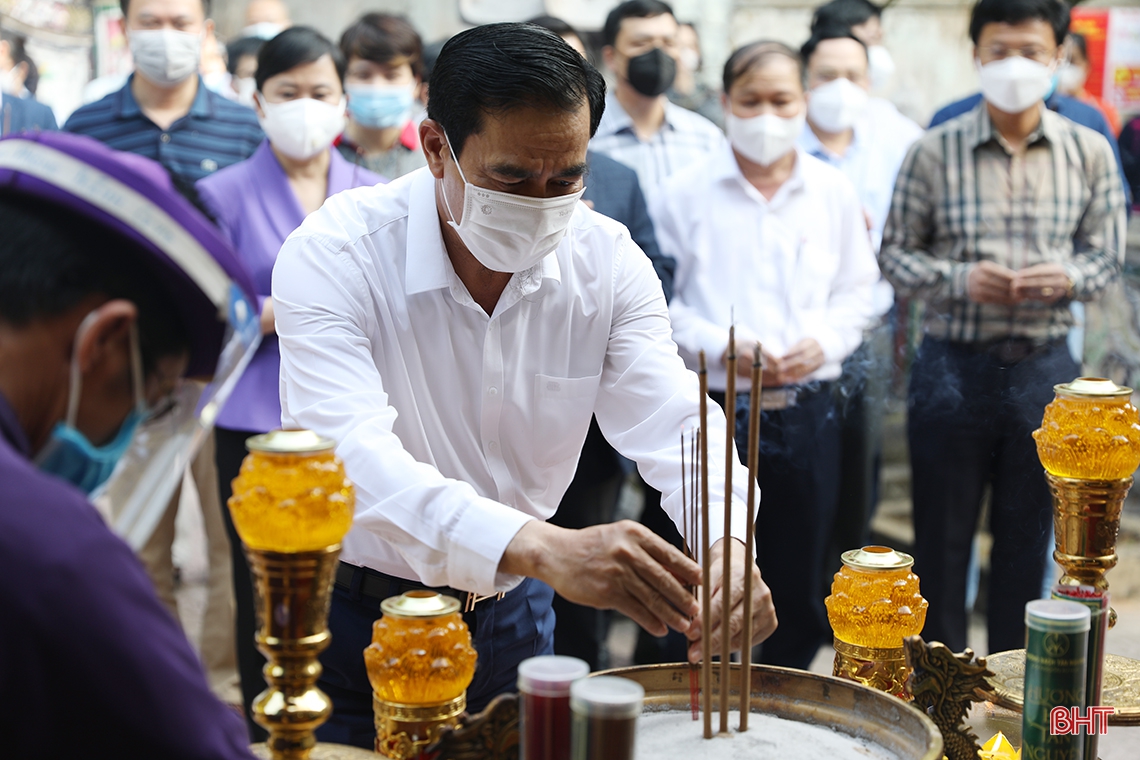 Lãnh đạo tỉnh dâng hương tưởng niệm 645 năm ngày mất Chế thắng phu nhân Nguyễn Thị Bích Châu