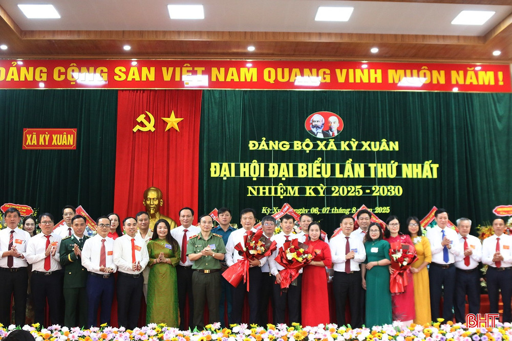 Thiếu tướng Nguyễn Xuân Thao - Giám đốc Công an tỉnh Hà Tĩnh, Phó Bí thư chuyên trách Đảng ủy UBND tỉnh Nguyễn Thị Hà Tân tặng hoa chúc mừng Ban Chấp hành Đảng bộ xã Kỳ Xuân nhiệm kỳ mới. Thiếu tướng Nguyễn Xuân Thao - Giám đốc Công an tỉnh Hà Tĩnh, Phó Bí thư chuyên trách Đảng ủy UBND tỉnh Nguyễn Thị Hà Tân tặng hoa chúc mừng Ban Chấp hành Đảng bộ xã Kỳ Xuân nhiệm kỳ mới.