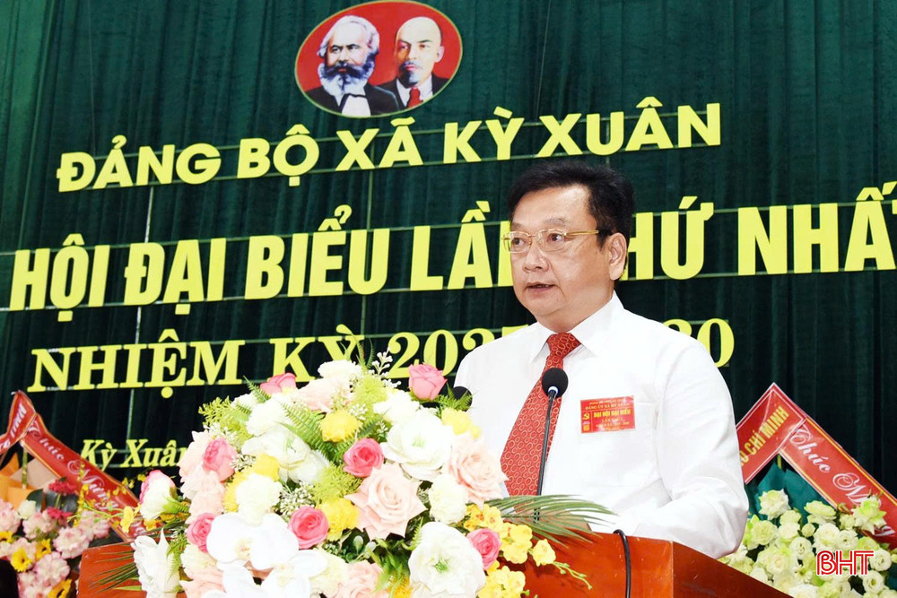 Đồng chí Hồ Huy Thành - Bí thư Đảng ủy, Chủ tịch HĐND xã Kỳ Xuân trình bày dự thảo báo cáo chính trị. Đồng chí Hồ Huy Thành - Bí thư Đảng ủy, Chủ tịch HĐND xã Kỳ Xuân trình bày dự thảo báo cáo chính trị.