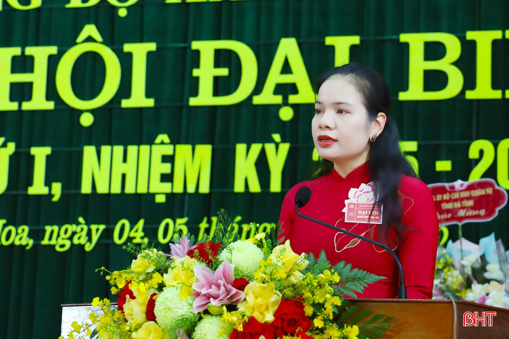 Đồng chí Trần Thị Huyền - Bí thư Đảng ủy, Chủ tịch HĐND xã trình bày dự thảo báo cáo chính trị. Đồng chí Trần Thị Huyền - Bí thư Đảng ủy, Chủ tịch HĐND xã trình bày dự thảo báo cáo chính trị.