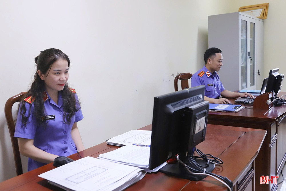 Chị Dương Thị Thu Hường - đảng viên Chi bộ 7 (Đảng bộ Viện Kiểm sát nhân dân tỉnh) và các đồng chí trong chi bộ luôn ý thức rõ trách nhiệm của người đảng viên. bqbht_br_z7022766551961-0b7b43c537edf6006fafef68a80936f5.jpg