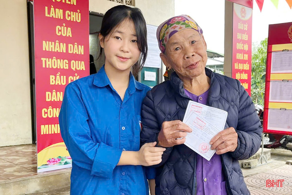 Sự hỗ trợ nhiệt tình của đoàn viên thanh niên đã giúp các cử tri nhanh chóng hoàn thành việc bỏ phiếu.