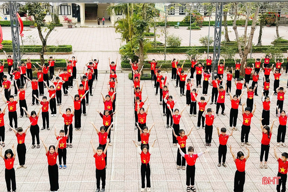 Màn đồng diễn “Ta đi bầu cử” của Liên đội Trường Tiểu học Mai Phụ (xã Mai Phụ).