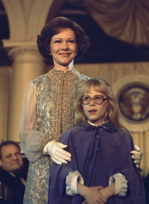 Rosalynn Carter, 1977 Được thực hiện bởi Mary Matise, mẫu đầm chiffon trang trí ánh kim này từng theo chân Rosalynn tới hai lễ nhậm chức quan trọng của Jimmy Carter: khi ông trở thành thống đốc bang Georgia năm 1971 và tổng thống Mỹ sau đó 6 năm. xiem y cac de nhat phu nhan my qua 15 le nham chuc tong thong