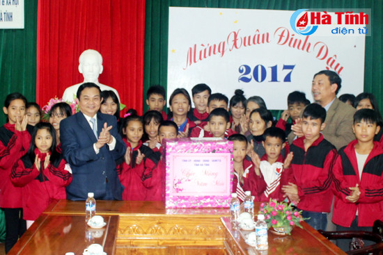 lanh dao tinh tham hoi chuc tet doi tuong chinh sach