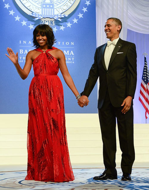Michelle Obama, 2013 Ở lần thứ hai và cũng là lần cuối cùng Barack Obama nhậm chức tổng thống Mỹ, tình yêu của cuộc đời ông - Đệ nhất phu nhân Michelle - xuất hiện nổi bật với nụ cười rạng rỡ quen thuộc. Bà khéo chọn thiết kế yêu kiều từ thương hiệu Jason Wu để giúp bản thân trở nên duyên dáng hơn, và hoàn thiện phong cách bằng giày Jimmy Choo, vòng tay Kimberly McDonald ăn ý. xiem y cac de nhat phu nhan my qua 15 le nham chuc tong thong