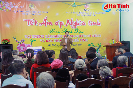 nhieu phan qua tet den voi nguoi ngheo doi tuong chinh sach