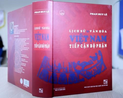 giao su phan huy le nhan giai thuong ho chi minh