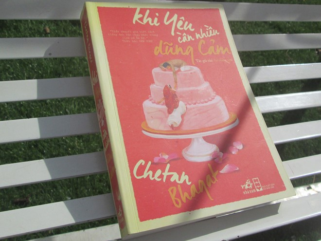 Cuốn Tình yêu cần nhiều dũng cảm của Chetan Bhagat. yeu thoi chua du can dam moi lam nen chuyen