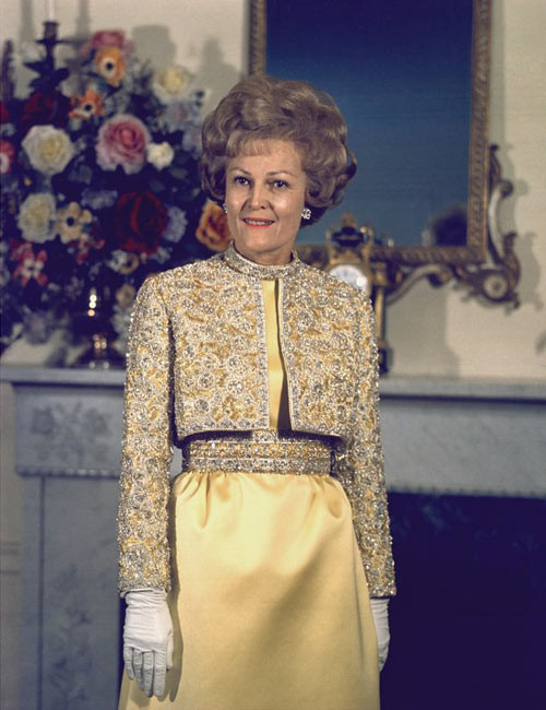 Pat Nixon, 1969 Tân Đệ nhất phu nhân Pat Nixon toát lên vẻ sang trọng, quyền quý trong bộ cánh lụa satin dát vàng và bạc, đính kết pha lê nhập từ nước Áo, do Karen Stark sáng tạo. xiem y cac de nhat phu nhan my qua 15 le nham chuc tong thong