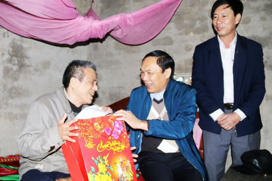 lanh dao tinh tham hoi chuc tet doi tuong chinh sach