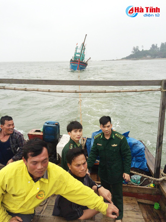 ung cuu kip thoi 8 thuyen vien gap nan tren bien