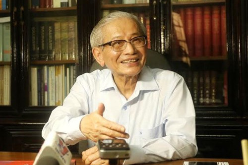 giao su phan huy le nhan giai thuong ho chi minh