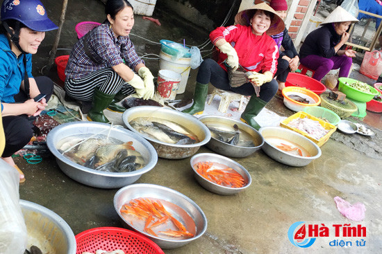 nhon nhip thi truong ngay tet ong cong ong tao