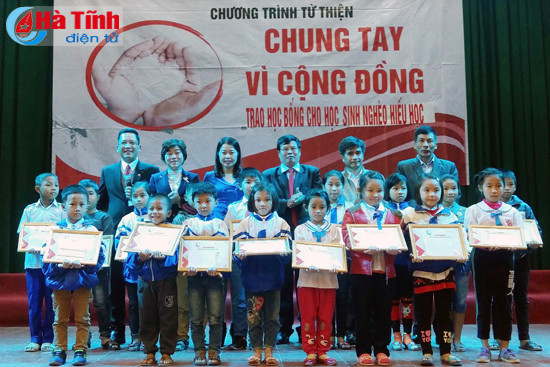 nhieu phan qua tet den voi nguoi ngheo doi tuong chinh sach