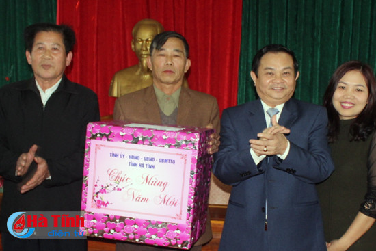lanh dao tinh tham hoi chuc tet doi tuong chinh sach