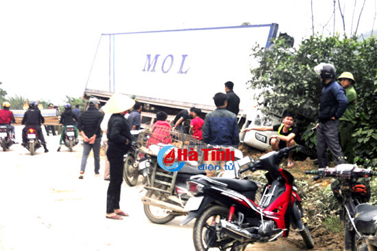 xe container dam xe may nguoc chieu 2 nguoi chet tham