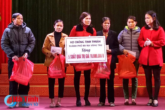 nhieu phan qua tet den voi nguoi ngheo doi tuong chinh sach