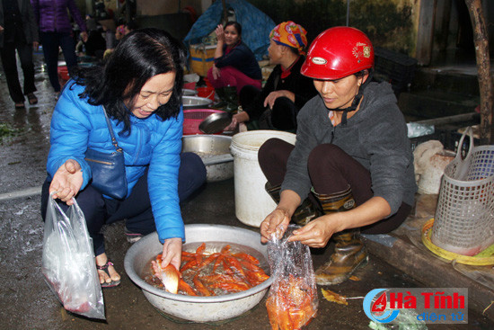 nhon nhip thi truong ngay tet ong cong ong tao