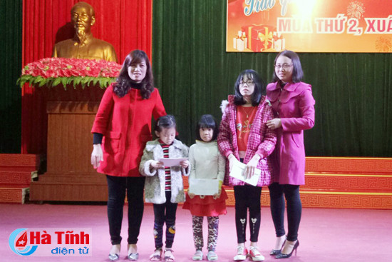 nhieu phan qua tet den voi nguoi ngheo doi tuong chinh sach