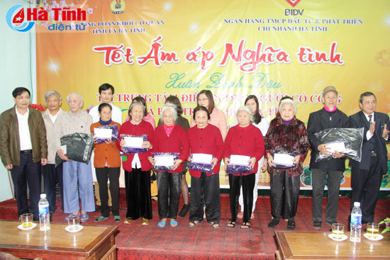 nhieu phan qua tet den voi nguoi ngheo doi tuong chinh sach