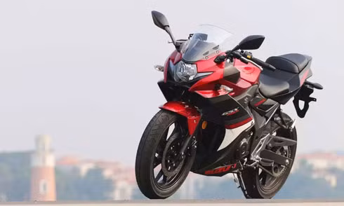 GSX-250R, đối thủ của Honda CBR250. suzuki gsx 250r gia 4 500 usd canh tranh honda cbr250rr