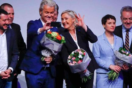 Ông Geert Wilders chụp ảnh selfie cùng bà Le Pen tại hội nghị các đảng cánh hữu châu Âu tại Koblenz, Đức ngày 21/1 chau au gian ca nga