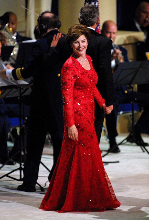 Laura Bush, 2001 Với lần đầu tiên sánh vai đức lang quân trên cương vị người phụ nữ quyền lực nhất nước Mỹ, Laura Bush chọn thiết kế mang sắc đỏ rực rỡ, đính sequin lấp lánh, được thực hiện bởi Michael Faircloth. xiem y cac de nhat phu nhan my qua 15 le nham chuc tong thong