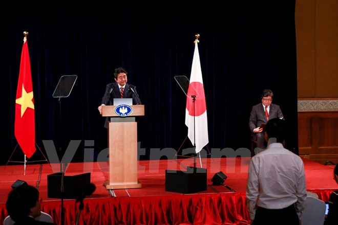 thu tuong nhat ban abe to chuc hop bao ve quan he nhat viet