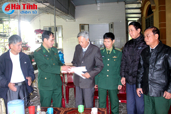 nhieu phan qua tet den voi nguoi ngheo doi tuong chinh sach